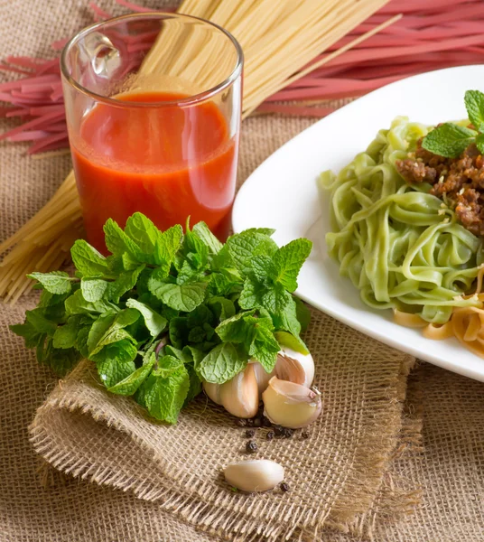 Spaghetti bolognese with mint and garlic — Stock Photo, Image