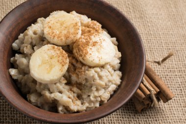 Tarçın yulaf ezmesi muz ile serpilir