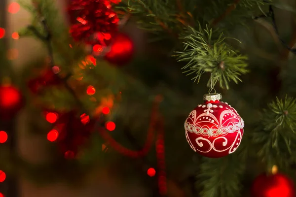 Bola Decorativa Roja Navidad Año Nuevo Árbol Festivamente Decorado Fondo —  Fotos de Stock