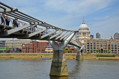 Millenium Bridge ve St Paul'ın