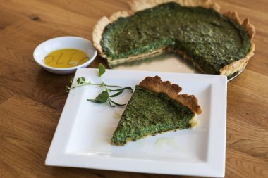 Sarımsak ve peynir ile ıspanak tart