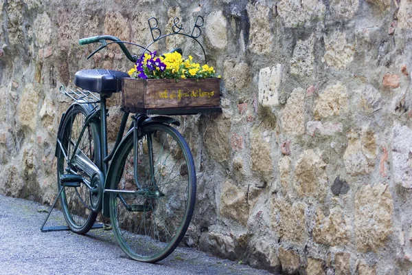 Bicycle by the wall in Tuscany in Italy — Stock Photo, Image