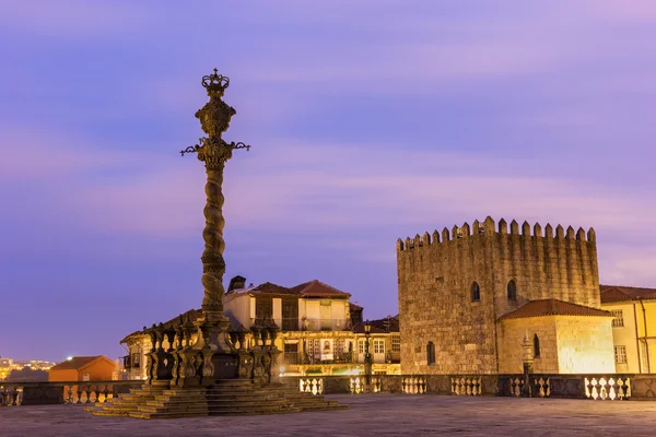 Torre médiévale et pilier de Porto au Portugal — Photo