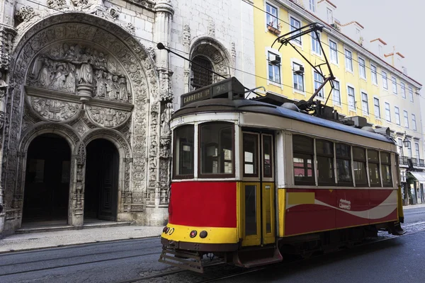 Remodelado strassenbahn in Lissabon auf portugal — Stockfoto