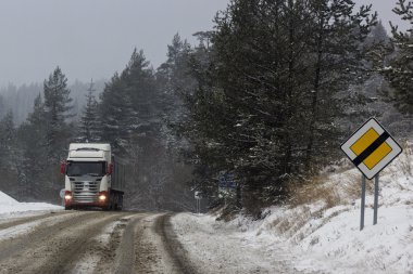 Slovakya'da bir karlı yolda kamyon