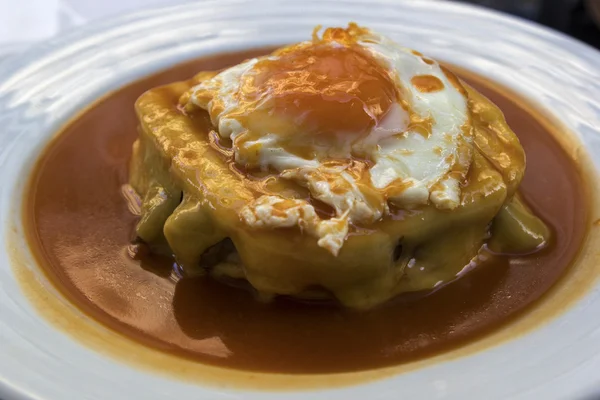 Francesinha - Sandwich portugués de Oporto —  Fotos de Stock