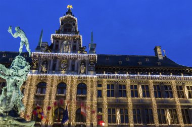 Antwerp City Hall Silvius Brabo Belçika heykeli ile