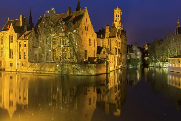 Een kanaal in Brugge met het beroemde Belfort in België — Stockfoto