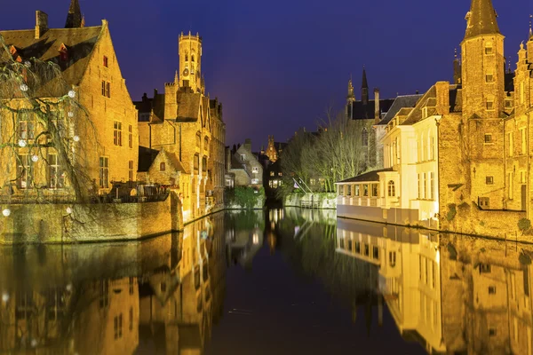 Een kanaal in Brugge met het beroemde Belfort in België — Stockfoto