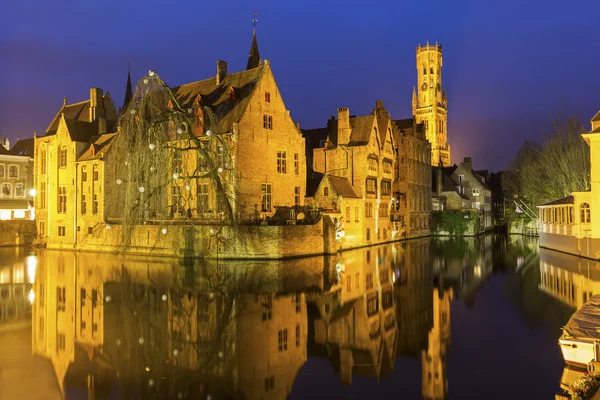 Un canal en Brujas con el famoso campanario de Bélgica — Foto de Stock