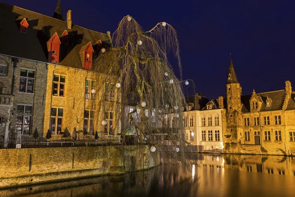 Een kanaal in Brugge in België — Stockfoto