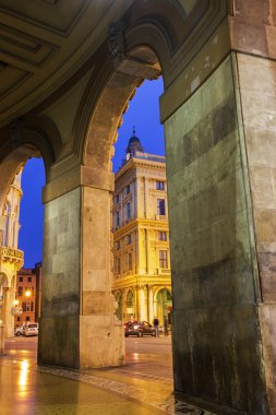 Piazza de Ferrari Cenova, İtalya üzerine inşa kemer