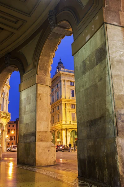 Bâtiment d'arc sur la Piazza de Ferrari à Gênes, Italie — Photo