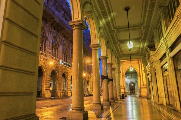 Immeuble près de Piazza de Ferrari à Gênes en Italie — Photo