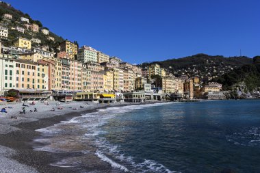 Camogli İtalya sahilde rahatlatıcı insanlar