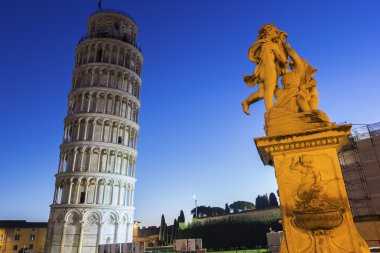Melekler Leaning Tower of Pisa İtalya yakınındaki heykeli