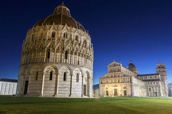 Plaza de la Catedral de Pisa con la Torre de Pisa y la Catedral — Foto de Stock