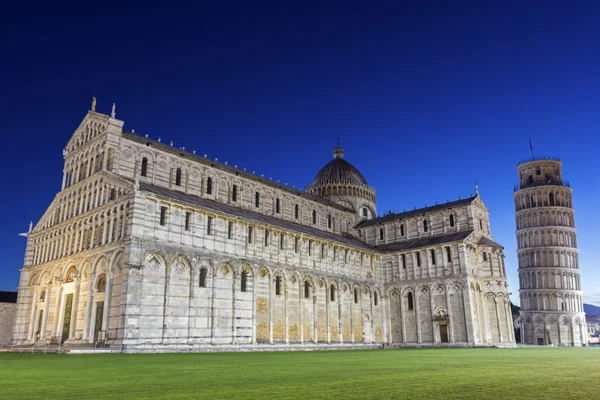 Praça da Catedral de Pisa com a Torre de Pisa e a Catedral — Fotografia de Stock