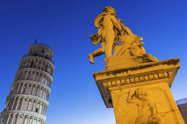 Engelsstatue in der Nähe des schiefen Turms von Pisa in Italien — Stockfoto