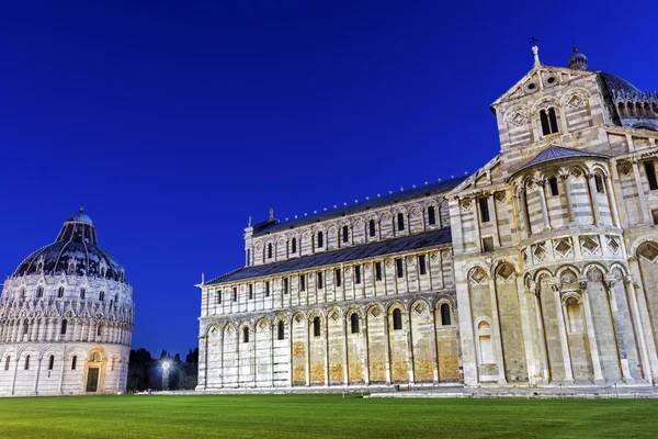 Pisa Batistério e Catedral na Itália — Fotografia de Stock
