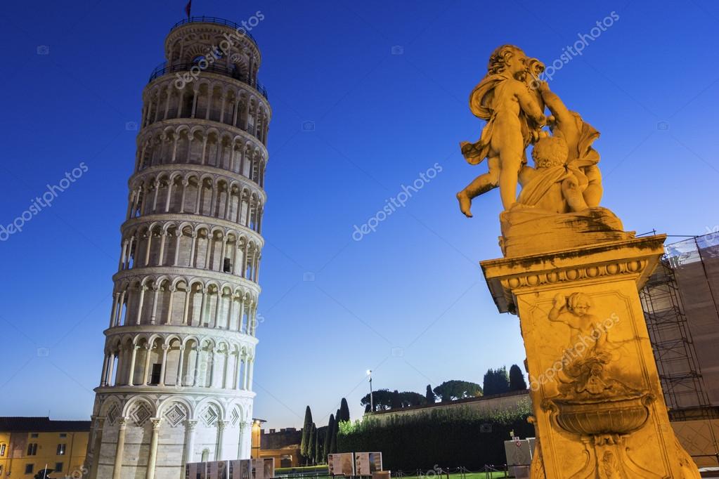 Statue of Angels near the Leaning Tower of Pisa in Italy — Stock Photo
