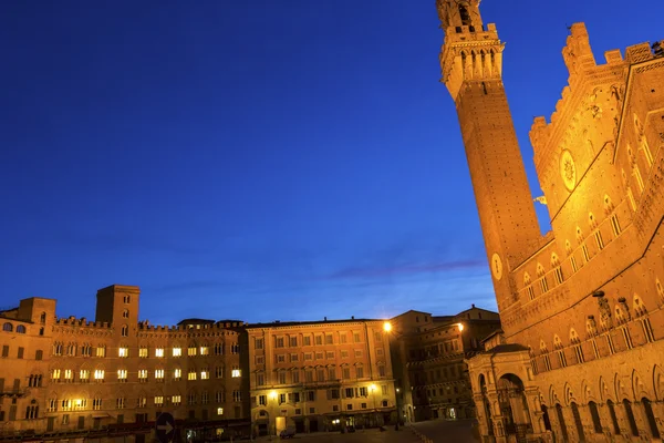 Palazzo Pubblico na sienské náměstí Piazza del Campo v Itálii — Stock fotografie