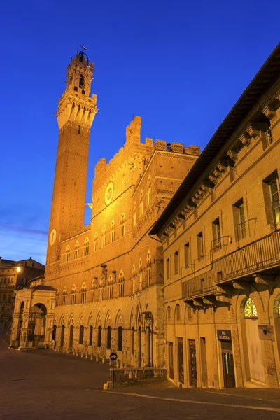 Palazzo Pubblico on Siena 's Piazza del Campo in Italy — стоковое фото