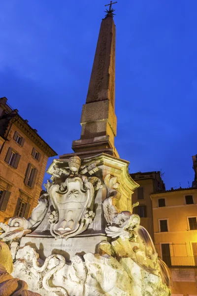 Fontaine sur la Piazza della Rotonda du Panthéon à Rome, Italie — Photo