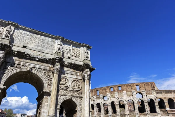 Oblouk Konstantina a Koloseum v Římě — Stock fotografie