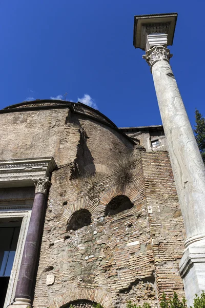 Chrám Romolus v římské fórum v Římě — Stock fotografie