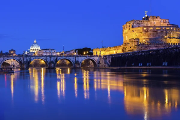 Vista da Basílica de São Pedro e do Castelo de Santo Ângelo em Roma — Fotografia de Stock