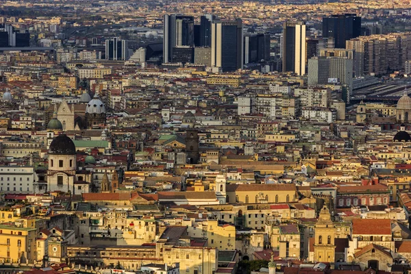 Вид на Старый город и Центр Фазионале в Феллесе, Италия — стоковое фото
