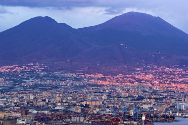 Bağlantı noktası Napoli Vezüv Yanardağı ile arka planda