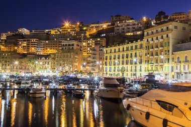 Napoli, İtalya limanında demirlemiş yatlar