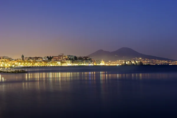 Porto de Nápoles com o Monte Vesúvio ao fundo — Fotografia de Stock