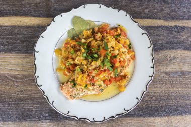 Yunan usulü somon domates ve havuç pişmiş