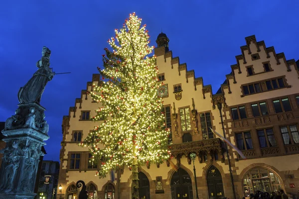 Altstadt mit der Justitia-Statue in Frankfurt — Stockfoto