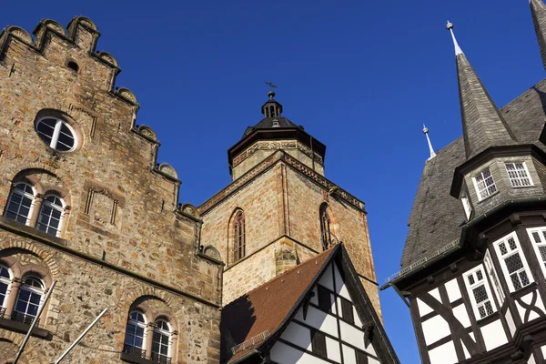 Câmara Municipal, Weinhaus e Walpurgiskirche na Cidade Velha em Alsfeld — Fotografia de Stock