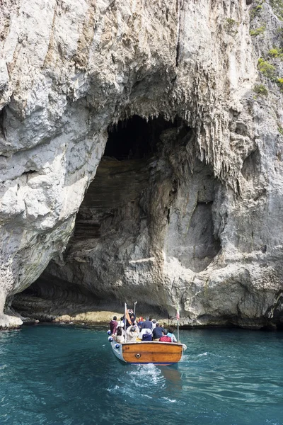 Tourists on boat in Capri, Italy — Stock Photo, Image