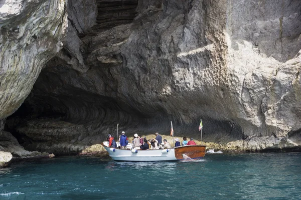 Tourists on boat in Capri, Italy — Stock Photo, Image