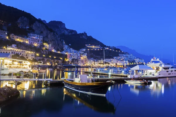 Zobrazit na Amalfi v večer, Itálie — Stock fotografie