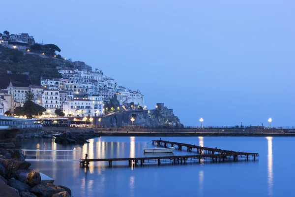 Kijk op Amalfi in de avond, Italië — Stockfoto