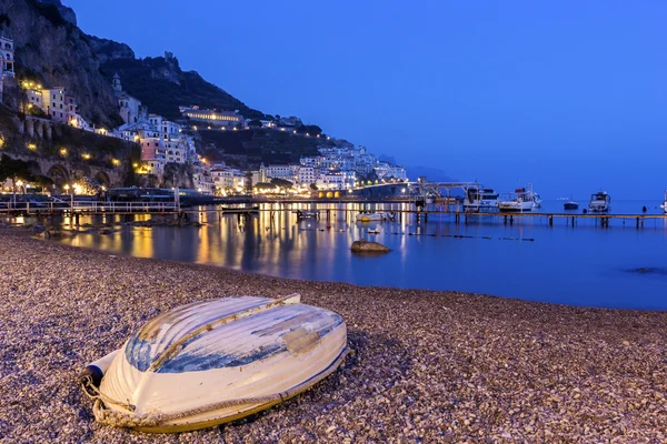 Vista sobre Amalfi en la noche, Italia —  Fotos de Stock