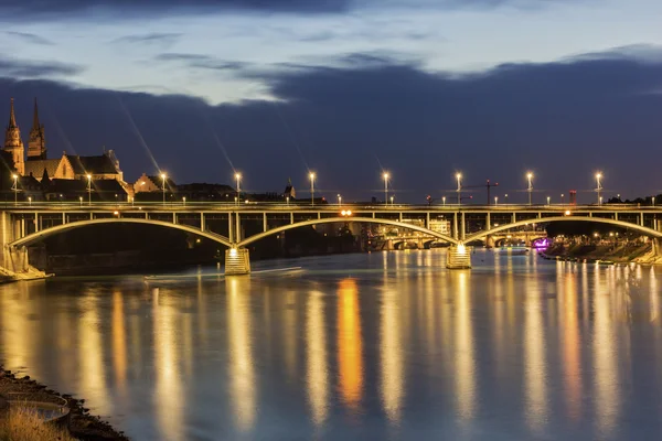 Kijk op Basel in Zwitserland in de avond — Stockfoto