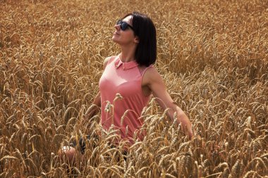 Mutlu kadın güzel havanın tadını