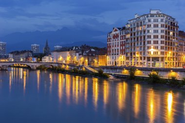 Grenoble üzerinde akşam göster