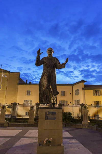 Standbeeld van paus Johannes Paulus Ii in de buurt van de basiliek van Notre-Dame de F — Stockfoto