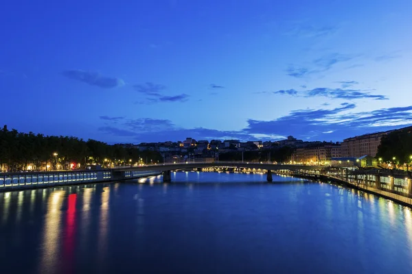 Lyon door de rivier de Saone in Frankrijk — Stockfoto