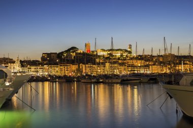 Fransız Rivierası'nda Cannes limanda görüntüleyin