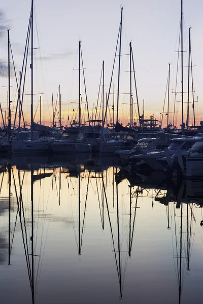 Vue sur les bateaux à Port Vauban à Antibes en France — Photo